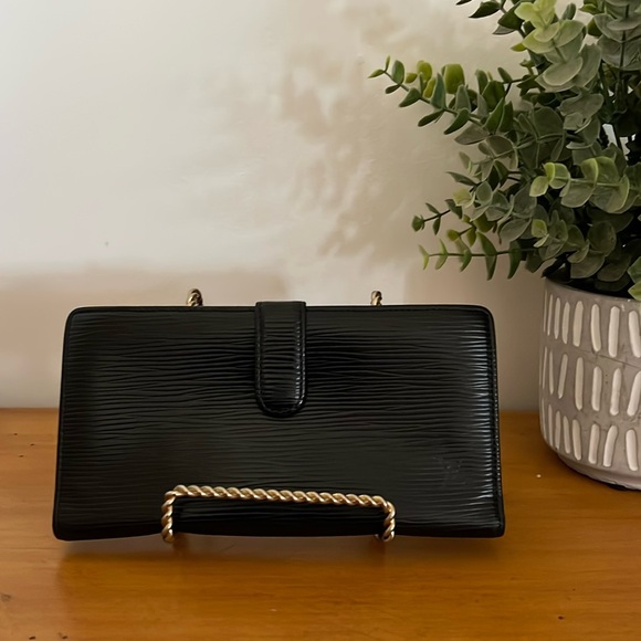 Louis Vuitton Accessories - Authentic 💯 LV Black Epi Kisslock Wallet